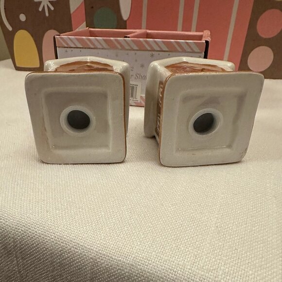 Gingerbread Houses Salt and Pepper Shakers NIB - Pairs well with mug - Picture 7 of 7